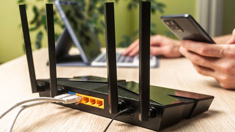 Gece salonda antenleri ışıklı Wi-Fi modem